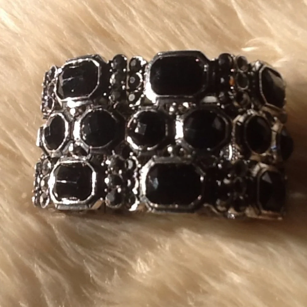 Black stones in silver stretch bracelet